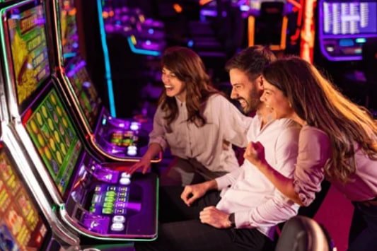 UFA747 Baccarat — Live Dealer Table တွင် မြန်မာ ကစားသမားများ ကစားနေသော မြင်ကွင်း